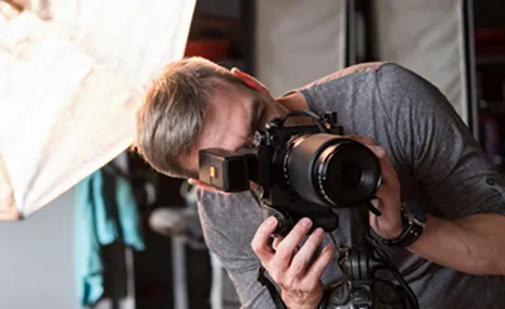 photographe en plein shooting photo à Beaupréau en Maine-et-Loire 49